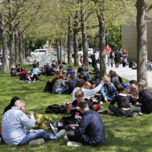 Austausch bei bestem Wetter: Mehr als 300 Menschen kamen auf der CORRECTIV.Lokal Konferenz miteinander ins Gespräch. Foto: Ivo Mayr/ CORRECTIV