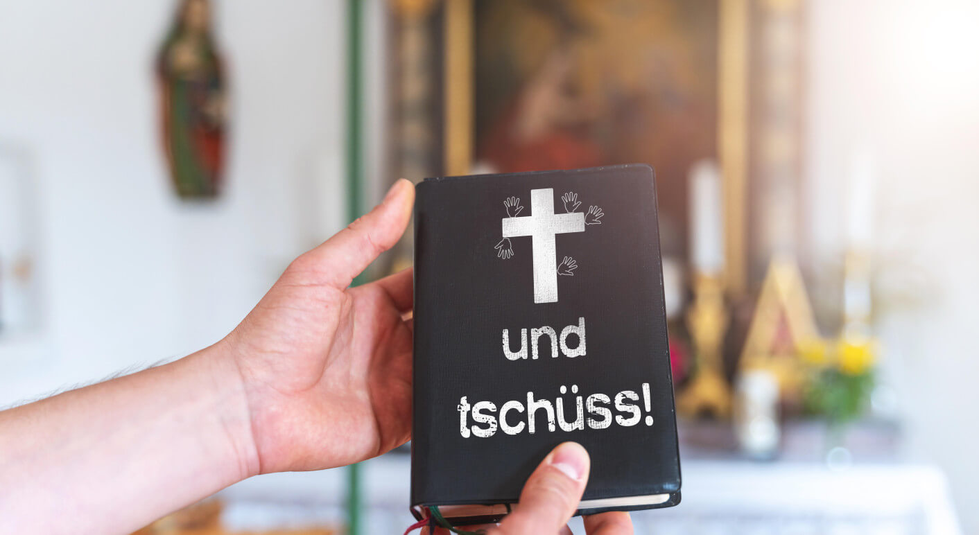 Symbolbild Kirchenaustritt, Ein Mann hält ein schwarzes Buch in einer Kirche mit Aufschrift: und tschüss! FOTOMONTAGE