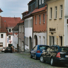 Autos parken in einer Straße in Großschirma in Sachsen