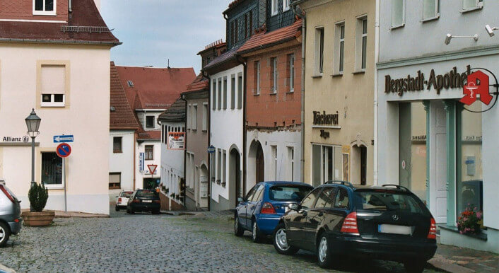 Autos parken in einer Straße in Großschirma in Sachsen