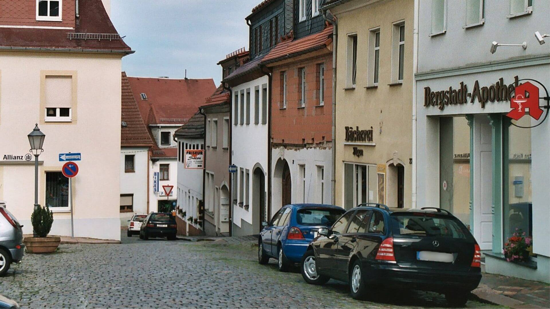 Autos parken in einer Straße in Großschirma in Sachsen