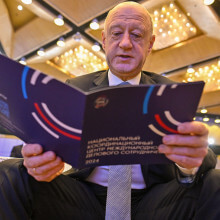 Alexander Babakow liest eine Broschüre