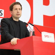 Im Netz kursiert ein manipuliertes Zitat von SPD-Generalsekretär Kevin Kühnert (Credit: Christian Marquardt / Picture Alliance / NurPhoto)
