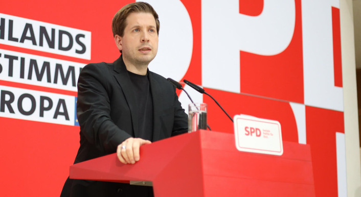 Im Netz kursiert ein manipuliertes Zitat von SPD-Generalsekretär Kevin Kühnert (Credit: Christian Marquardt / Picture Alliance / NurPhoto)