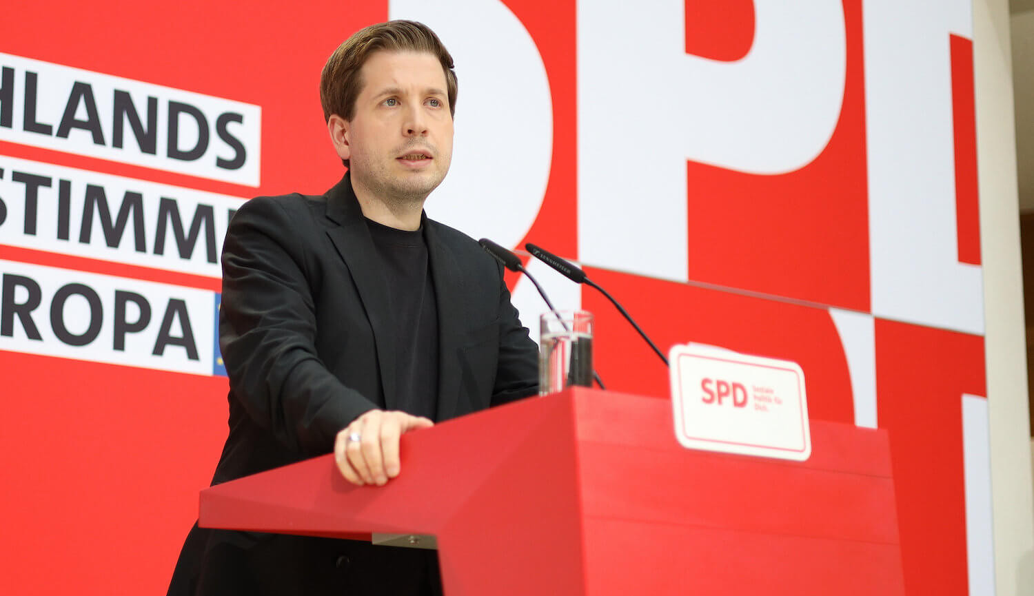 Im Netz kursiert ein manipuliertes Zitat von SPD-Generalsekretär Kevin Kühnert (Credit: Christian Marquardt / Picture Alliance / NurPhoto)
