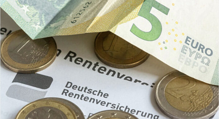 Geldscheine liegen auf einem Schreiben der Deutschen Rente Versicherung