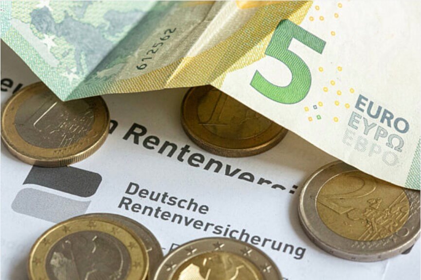 Geldscheine liegen auf einem Schreiben der Deutschen Rente Versicherung