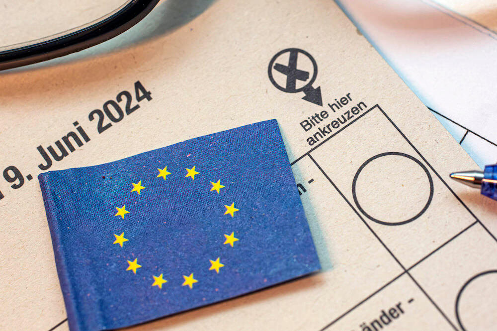 Darüber, was bei der Stimmabgabe erlaubt ist und was nicht, verbreiten sich vor der Europawahl 2024 viele Falschbehauptungen – wir klären auf (Credit: Goldmann / Picture Alliance)