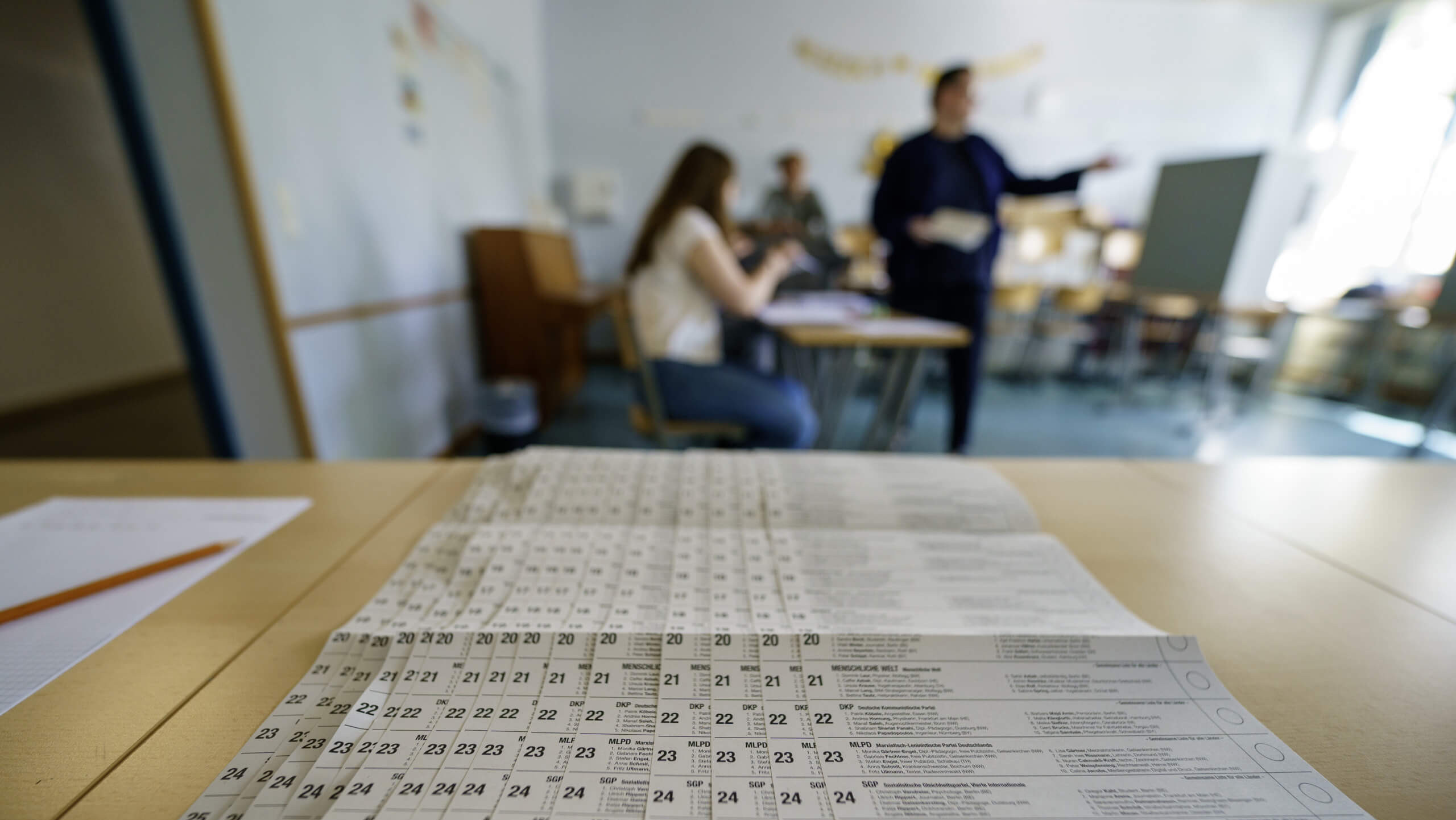 Stimmzettel liegen in einem Wahllokal bei der Europawahl 2024