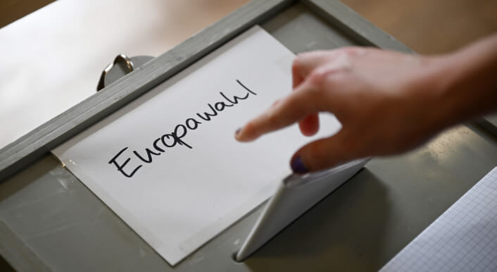 Eine Wahlurne mit einem Schild auf dem Europawahl steht