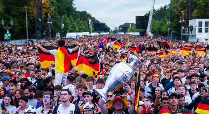 Fans beim Public Viewing auf der Berliner Fanmeile beim Spiel Schweiz gegen Deutschland am 23. Juni 2024. Die Freude am Sport wird getrübt durch Desinformation im Netz. (Symbolbild: Christophe Gateau / Picture Alliance / DPA)