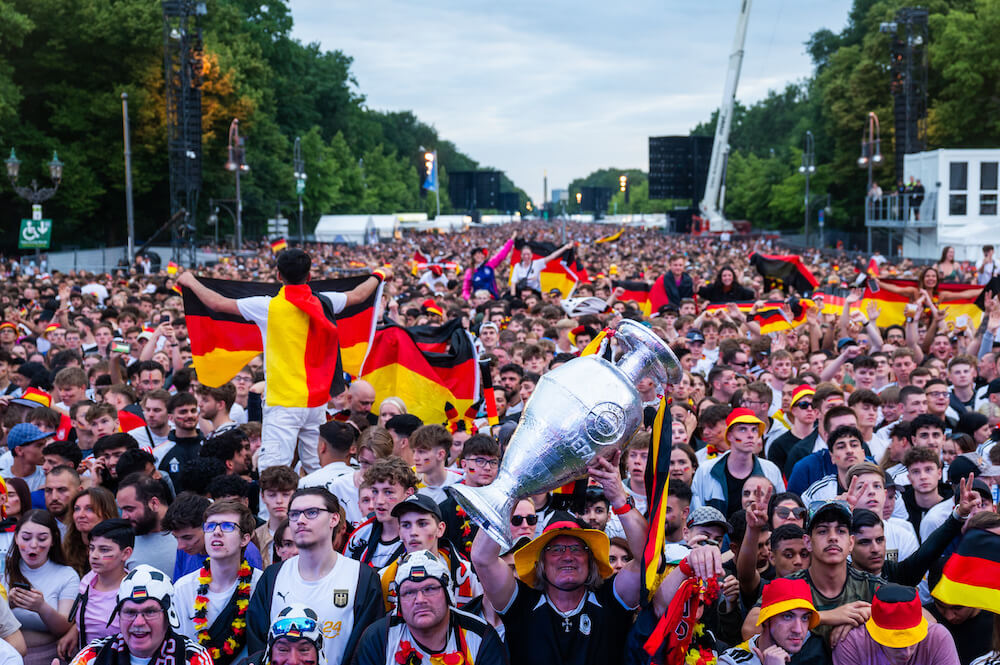Fans beim Public Viewing auf der Berliner Fanmeile beim Spiel Schweiz gegen Deutschland am 23. Juni 2024. Die Freude am Sport wird getrübt durch Desinformation im Netz. (Symbolbild: Christophe Gateau / Picture Alliance / DPA)