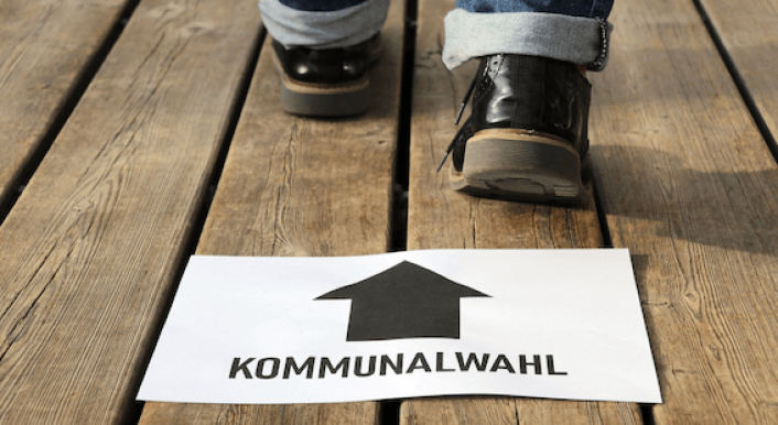 Auf einem Schild steht "Kommunalwahl".