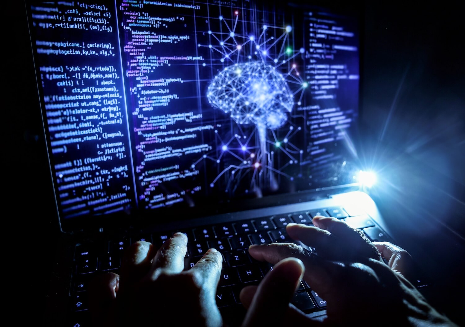 Eine Person arbeitet am Rechner, auf dessen Bildschirm ein durch Künstliche Intelligenz generiertes Illustrationsbild mit Code verschiedener Programmiersprachen und einem neuronalen Netzwerk-Diagramm zu sehen ist.