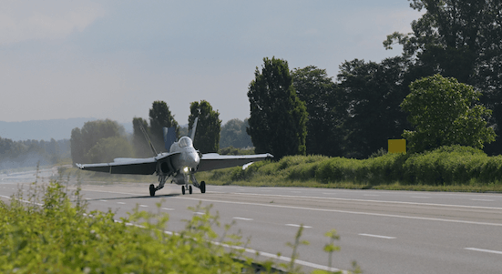 Ein Bild der Übung, das die Schweizer Armee veröffentlichte, ein Jet fährt eine Straße entlang.