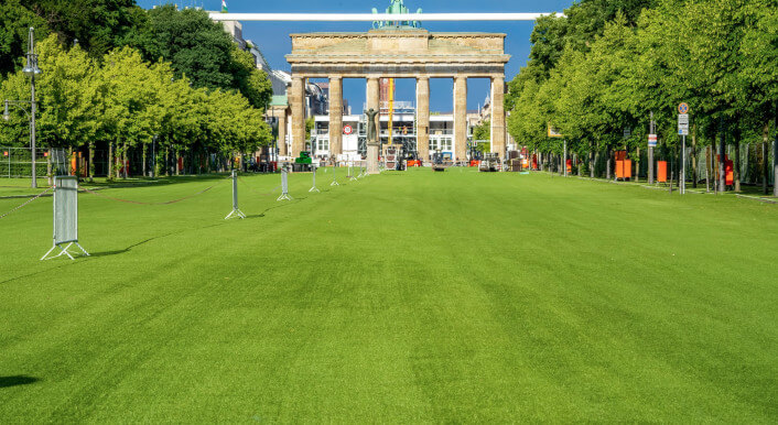 Ein gigantisches Tor und opulenter Rasen: Die neue EM-Fanmeile in Berlin bricht Rekorde. Das betrifft auch die Kosten, die von der Stadt Berlin dafür bezahlt werden müssen. Foto: Wolfgang Maria Weber / picture alliance