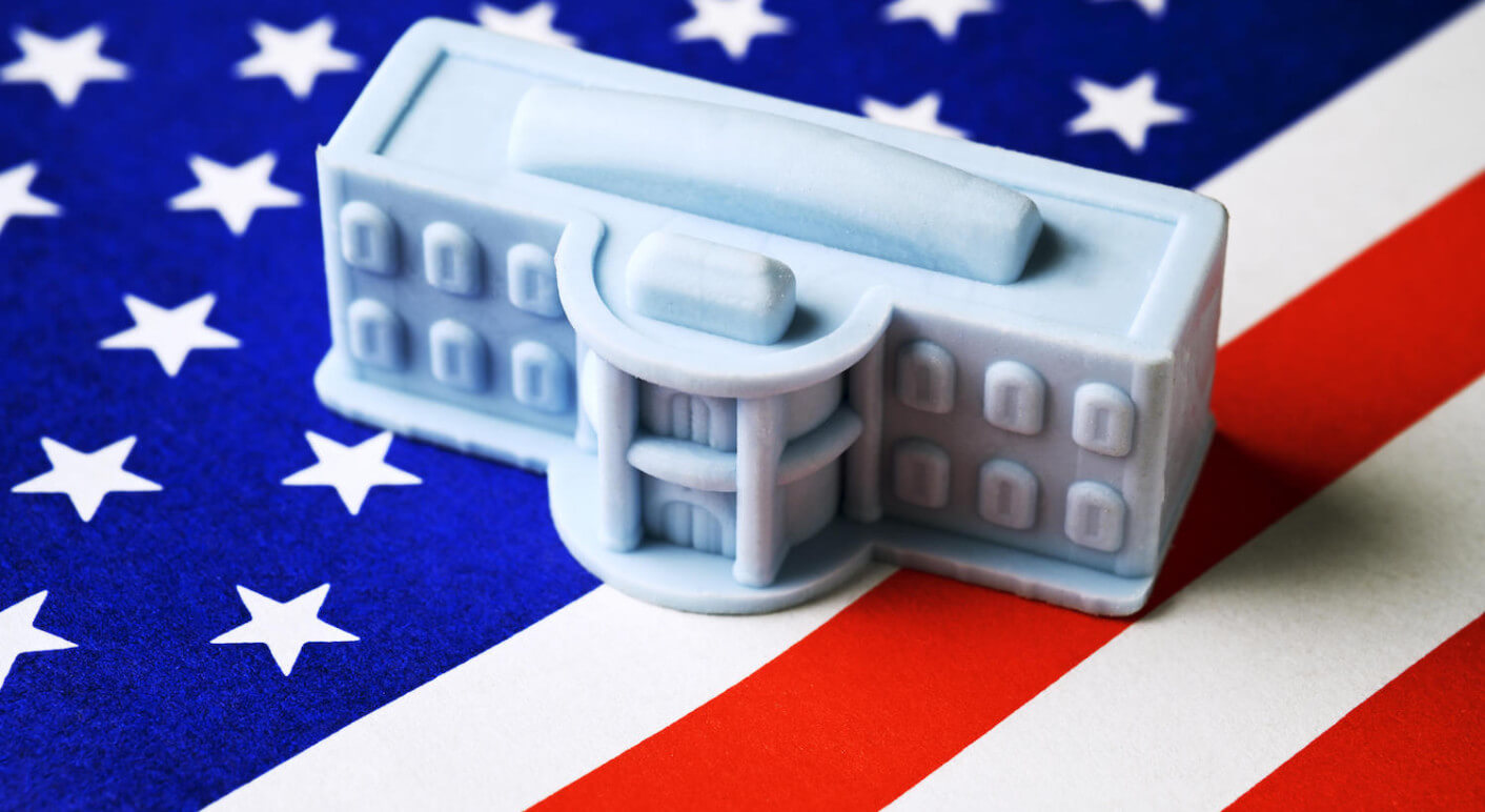 Miniatur vom Weißen Haus auf US-Fahne, Symbolfoto Wahlkampf und Präsidentschaft