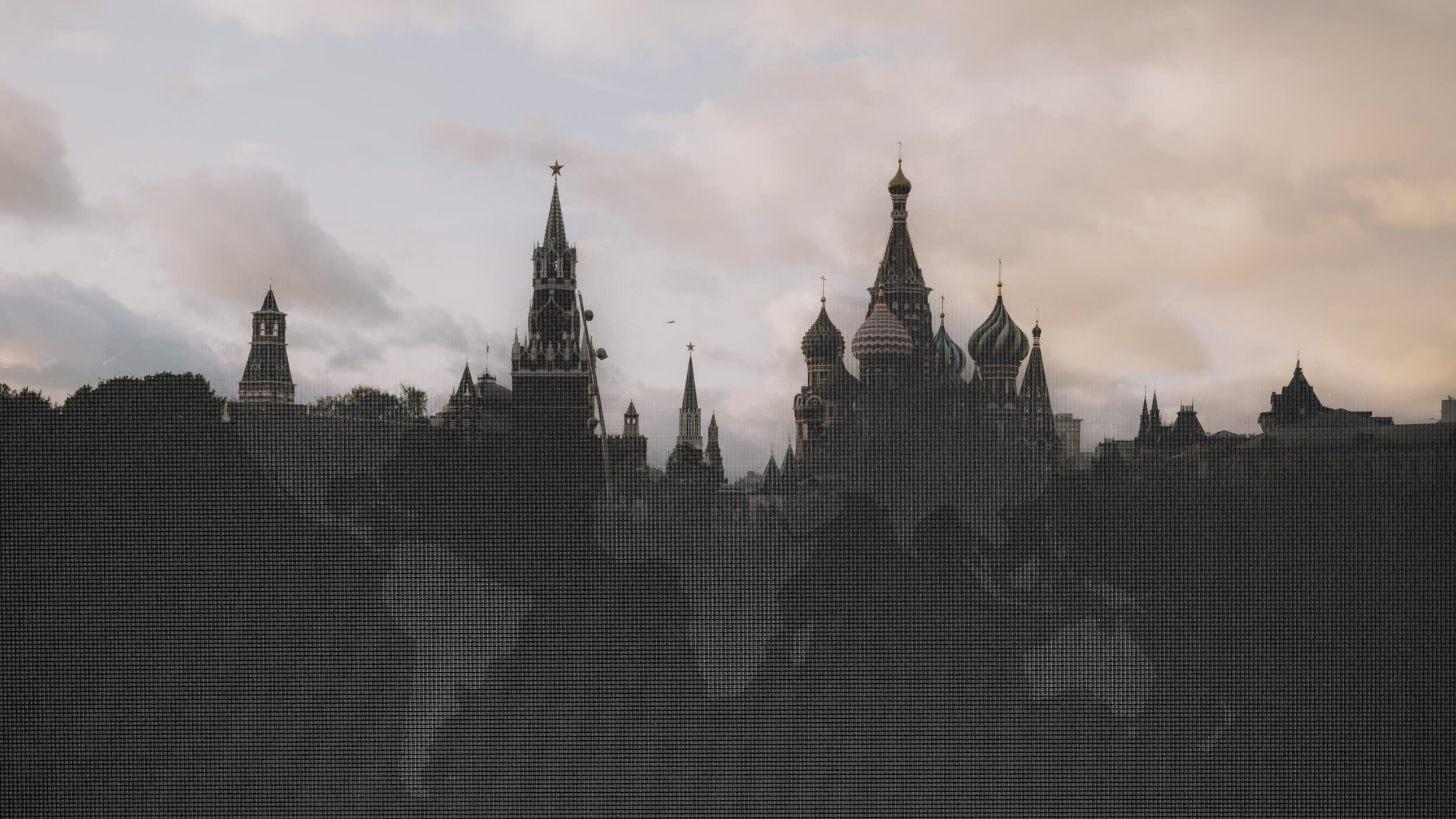Illustration zeigt die Basilius Kathedrale in der Skyline von Moskau und darüber eine Weltkarte – das steht symbolisch für die Verbindungen der Firma Aeza aus Russland