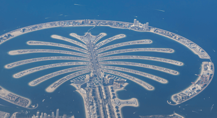 Luftaufnahme der palmenförmigen Halbinsel „Palm Jumeirah“.