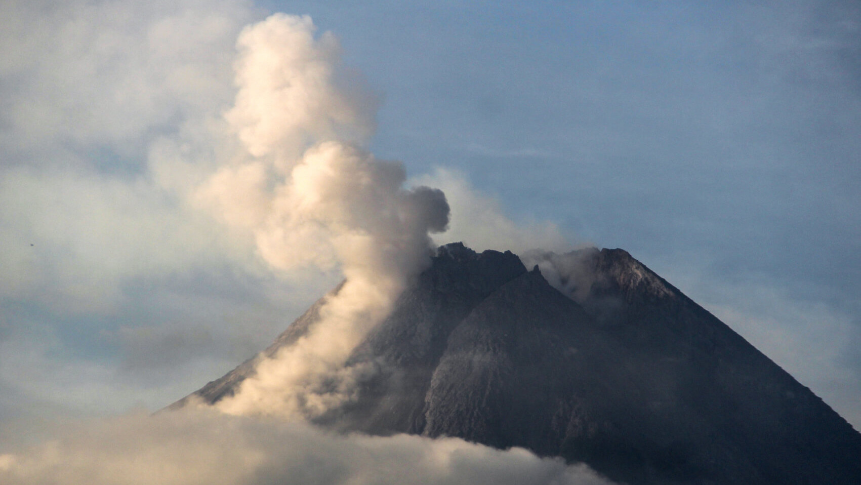 Der Vulkan Mount Merapi in Indonesien