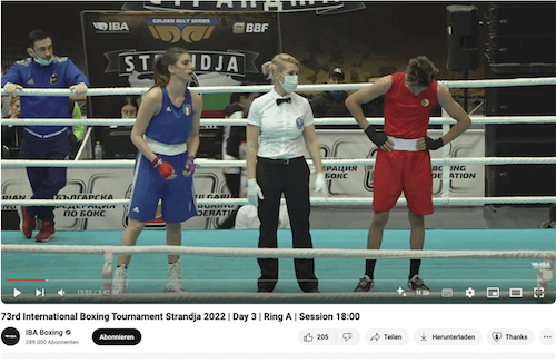 Eine Aufnahme aus diesem Kampf von Imane Khelif in Bulgarien im Jahr 2022 wird dafür genutzt, ihr Geschlecht in Frage zu stellen. Doch das Video belegt nur, dass Khelifs Hose Falten hatte (Quelle: Youtube / IBA Boxing; Screenshot: CORRECTIV.Faktencheck)