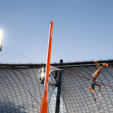 Eine Athletin beim Stabhochsprung