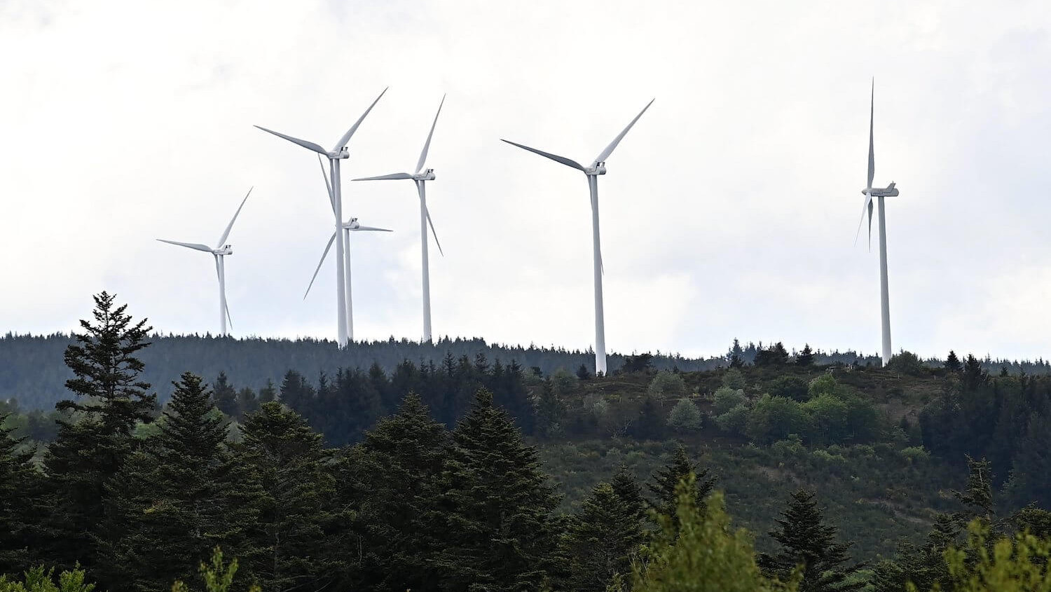 Das Urteil des französischen Staatsrats vom 8. März 2024 betrifft Detailfragen, damit sind keine Genehmigungen für Windräder in Frankreich aufgehoben (Quelle: Rémy Perrin / Photopqr / Le Progres / Maxppp / Picture Alliance)