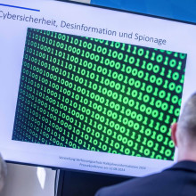 Der bayerische Verfassungsschutz stellte am 12. August 2024 neue Informationen zur russischen Doppelgänger-Kampagne vor. CORRECTIV hatte im Juli erstmals die Infrastruktur des Propaganda-Netzwerks aufgedeckt. (Quelle: Sachelle Babbar / Zumapress / Picture Alliance)