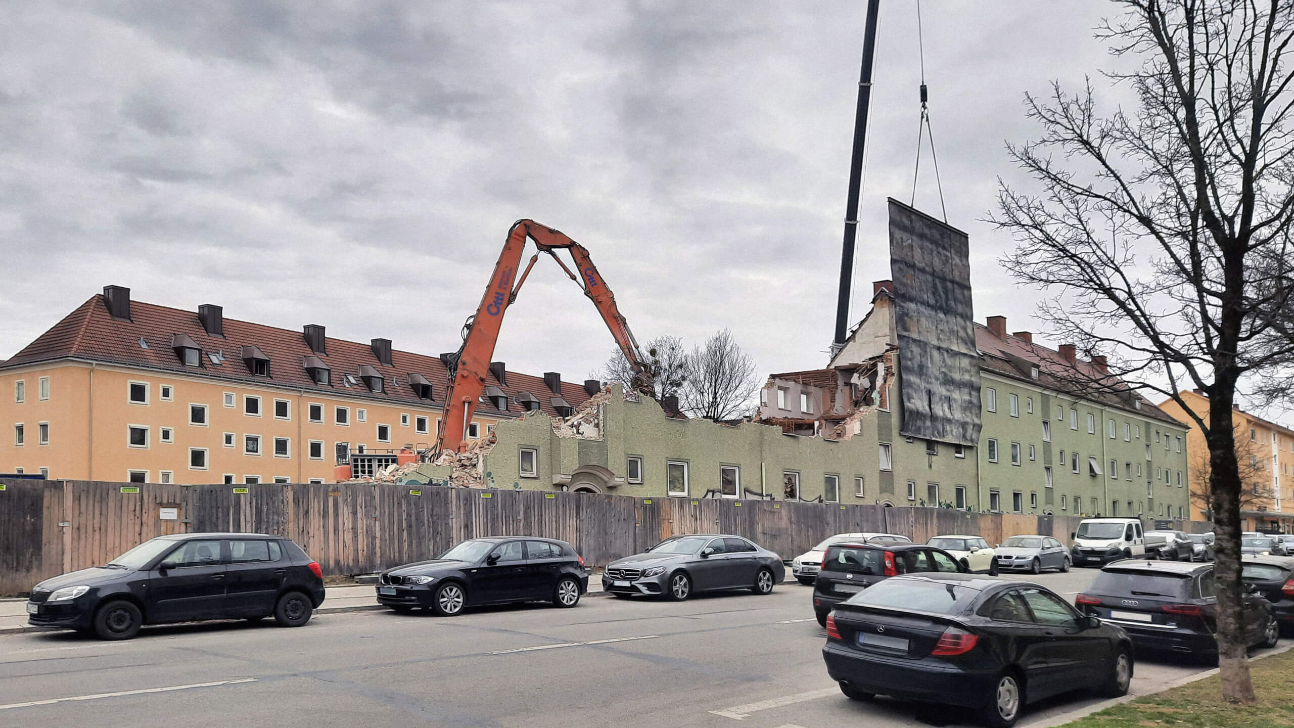 Häuser werden abgerissen in der Karlingersiedlung in München