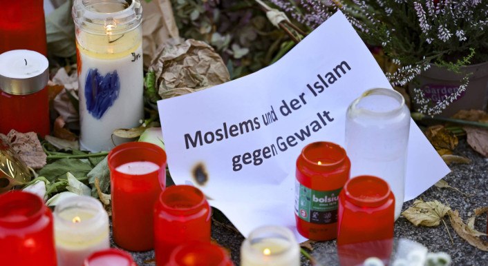 Zettel mit der Aufschrift: „Moslems und der Islam gegen Gewalt“ steht neben Kerzen und Blumen in Solingen