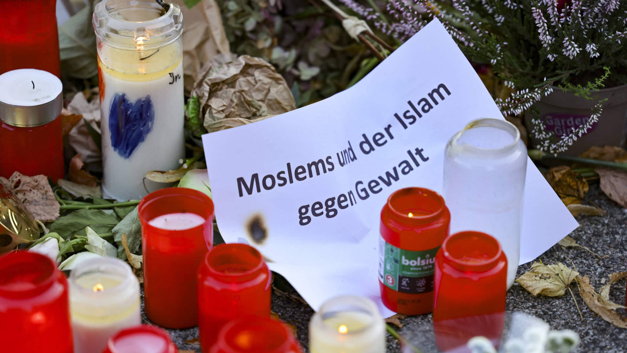 Zettel mit der Aufschrift: „Moslems und der Islam gegen Gewalt“ steht neben Kerzen und Blumen in Solingen