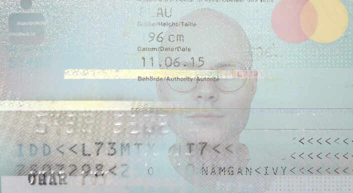 Leicht verwischte Ansicht einer Kreditkarte überblendet mit dem Foto eines Mannes Collage: Ivo Mayr / Correctiv