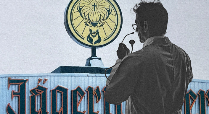Die Silhoette eines Mannes vor einem Gebäude mit Jägermeister-Logo Quelle: Sebastian Kahnert / picture alliance Collage: Ivo Mayr / CORRECTIV