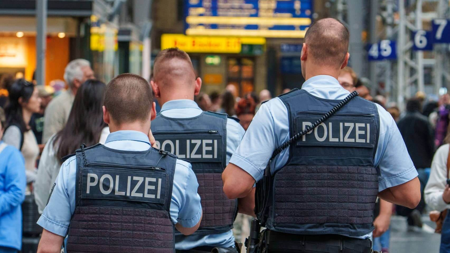 Polizisten am Hauptbahnhof in Frankfurt am Main