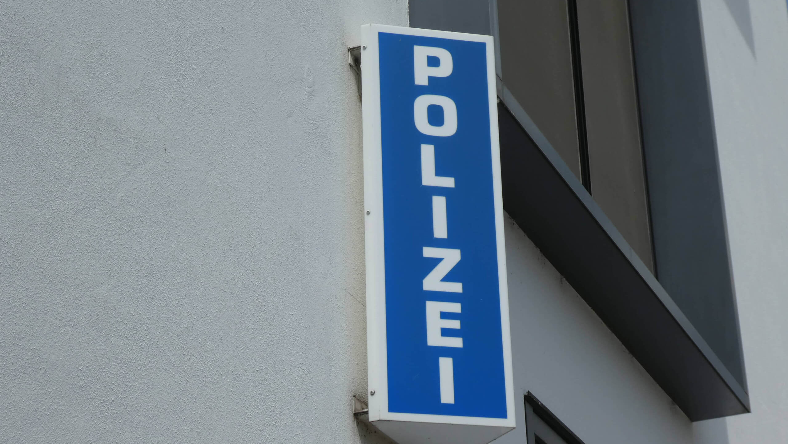 Polizei-Schild am Eingang einer Polizeistation