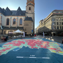 Kirche davor ein großer Teppich, der Leipzig darstellt.