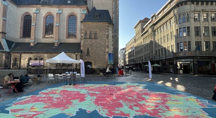Kirche davor ein großer Teppich, der Leipzig darstellt.