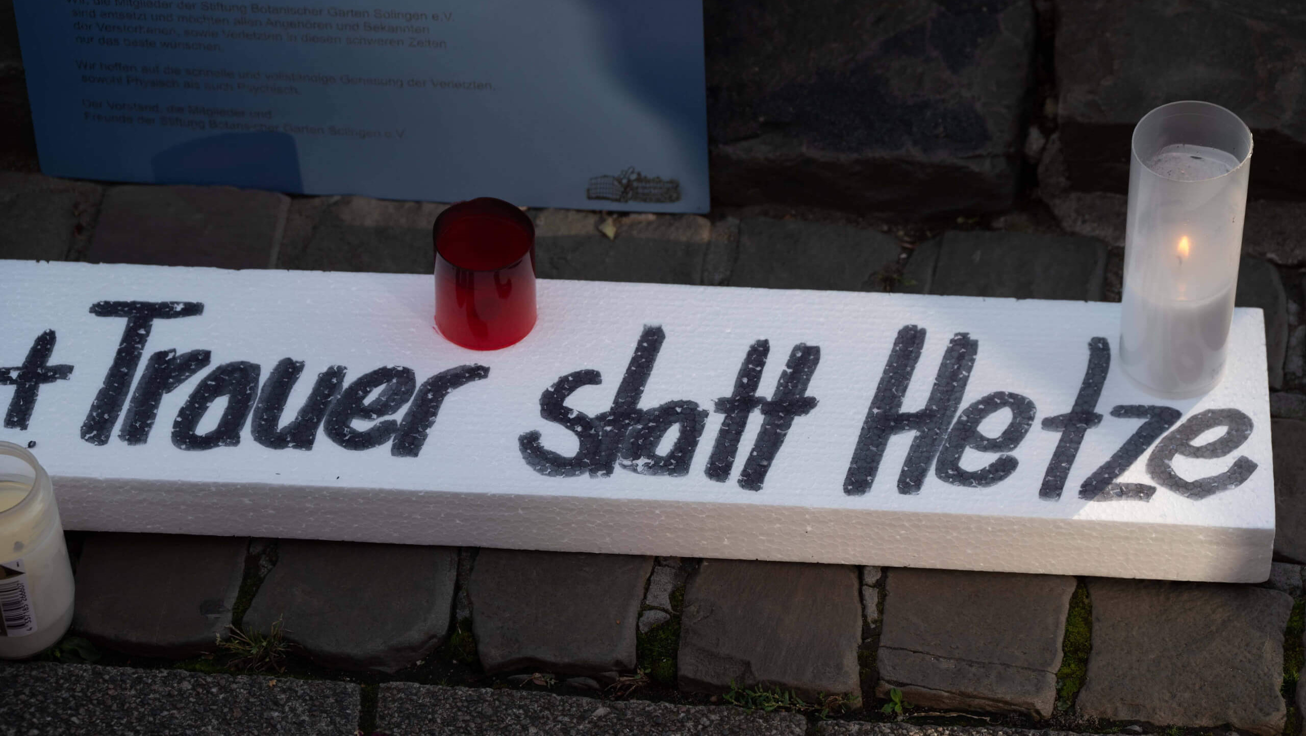 Solingen: Trauerbanner mit der Aufschrift „Trauer statt Hetze“ – Schleuseraffäre hat damit nichts zu tun