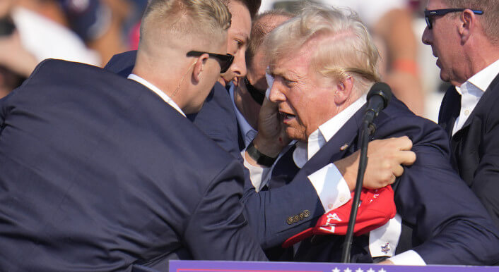 Der US-Präsident Donald Trump wurde bei einem Anschlag am Abend des 13. Juli (US-Ortszeit) am Ohr verletzt (Credit: Gene J. Puskar / Picture Alliance / Associated Press)