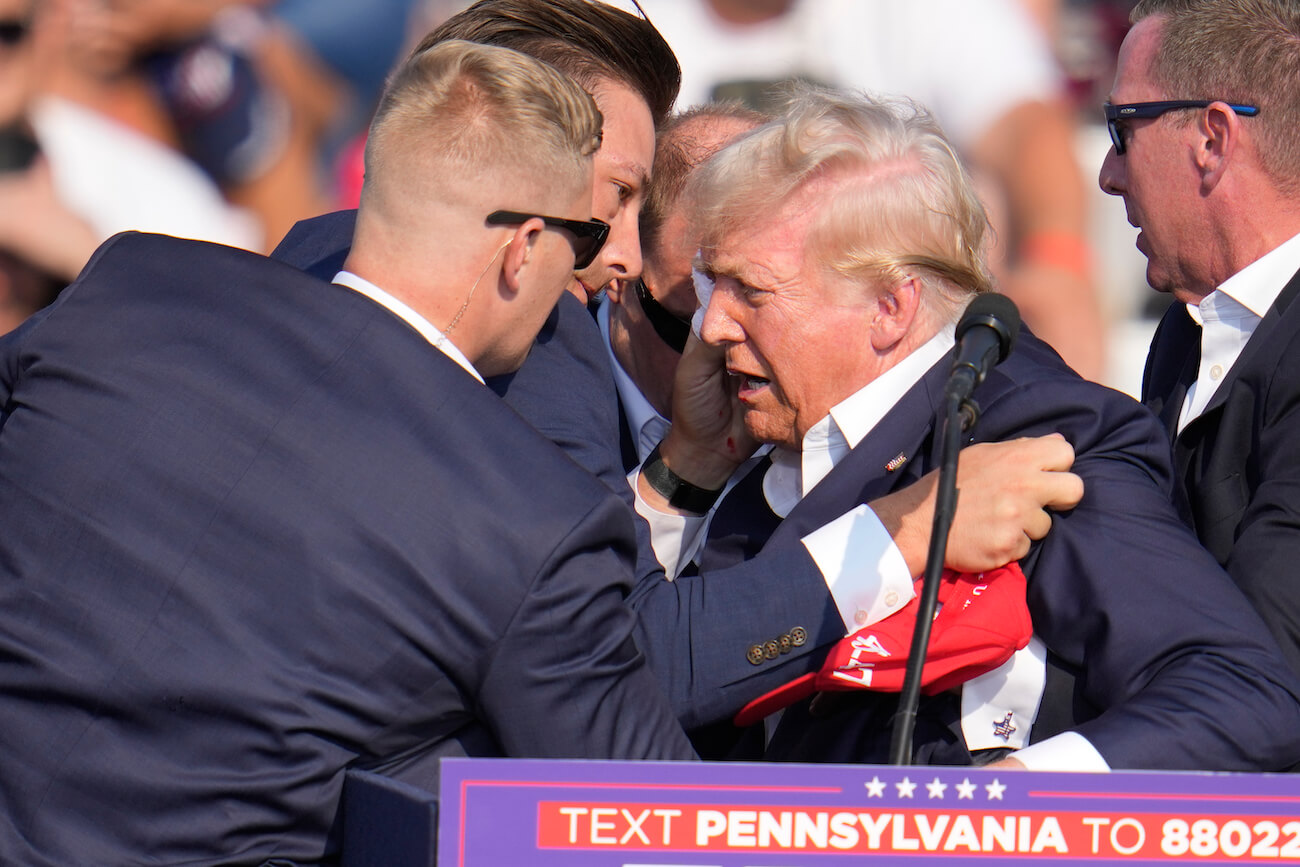 Der US-Präsident Donald Trump wurde bei einem Anschlag am Abend des 13. Juli (US-Ortszeit) am Ohr verletzt (Credit: Gene J. Puskar / Picture Alliance / Associated Press)