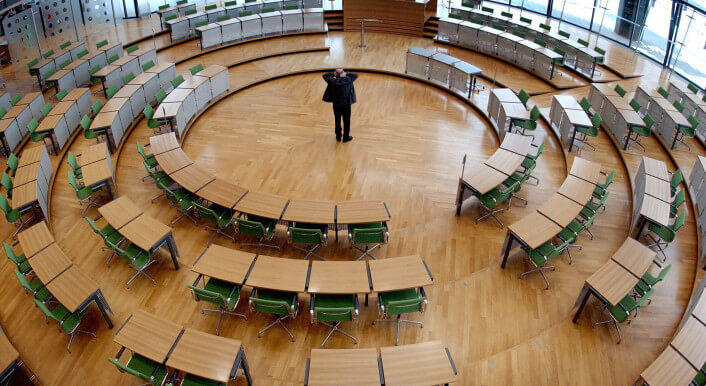 Ein Besucher steht im Landtag in Dresden – aus der Vogelperspektive