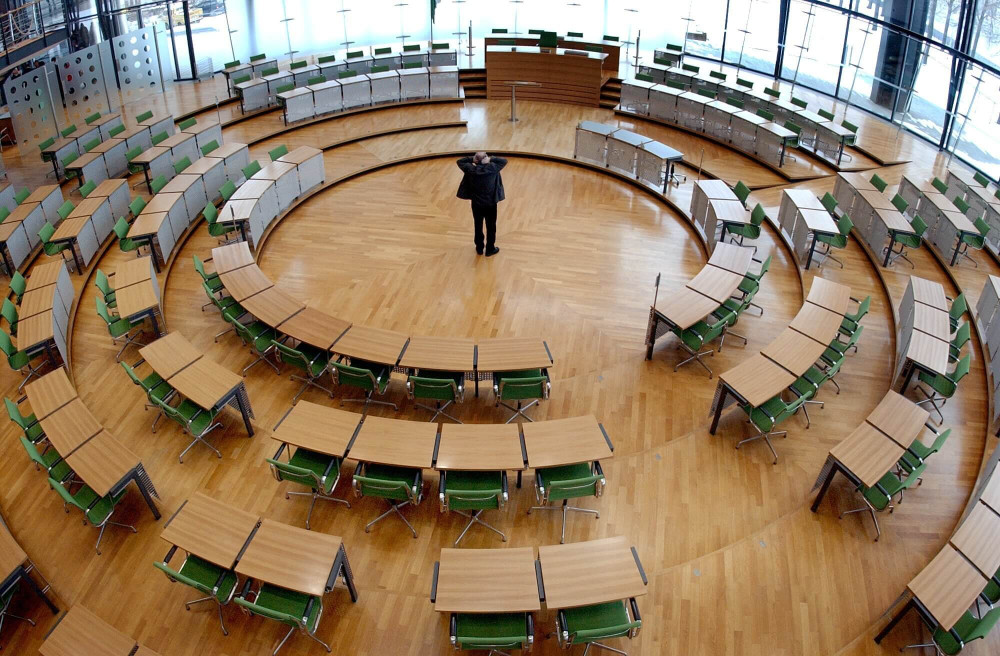 Ein Besucher steht im Landtag in Dresden – aus der Vogelperspektive