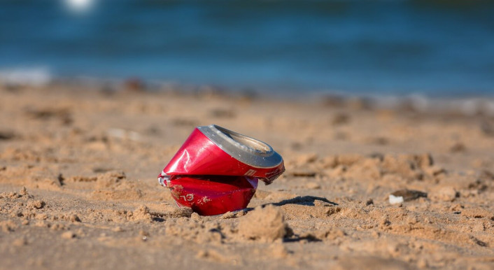 zerdrückte Dose am Strand