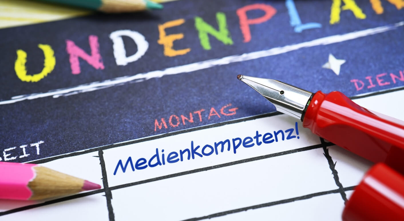 Schulfüller und Stundenplan mit der Aufschrift Medienkompetenz