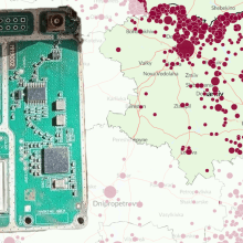 Die nahe Kopiansk gefundene Drohnenplatine mit Schweizer Chip. Die Karte zeigt die Orte der von der Organisation ACLED erhobenen 2786 russischen Luft- und Drohnenangriffe in der Provinz Charkiw seit Kriegsbeginn am 24.2.2022. (Karte acleddata.com, Stand 9.11.2024, Collage Marc Engelhardt)