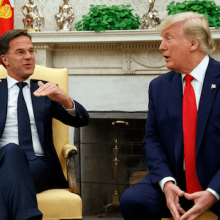 Mark Rutte sitzt neben Donald Trump.