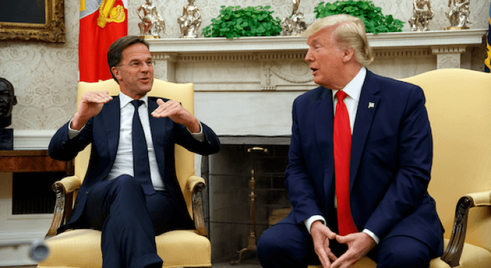 Mark Rutte sitzt neben Donald Trump.