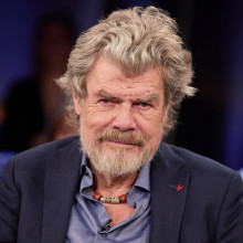 Reinhold Messner, Bergsteiger und Autor, sitzt vor der Aufzeichnung der NDR Talk Show auf der Bühne.