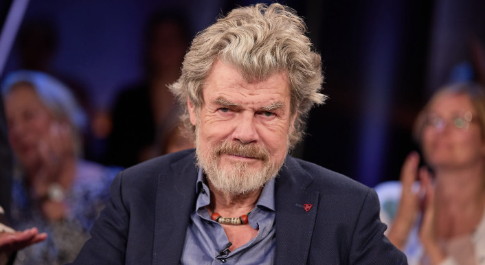 Reinhold Messner, Bergsteiger und Autor, sitzt vor der Aufzeichnung der NDR Talk Show auf der Bühne.