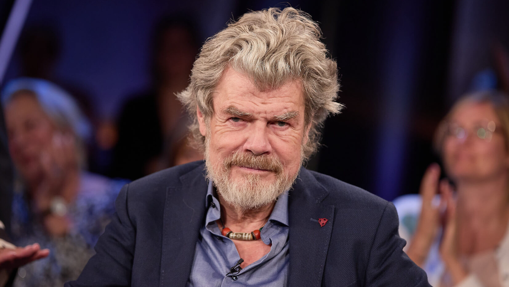 Reinhold Messner, Bergsteiger und Autor, sitzt vor der Aufzeichnung der NDR Talk Show auf der Bühne.